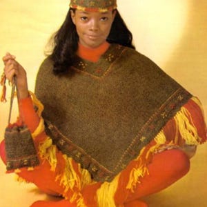 Puede incluir: Un poncho de punto marrón con flecos amarillos y un patrón geométrico. El poncho lo lleva una persona con el pelo largo y oscuro y una diadema con un diseño floral.