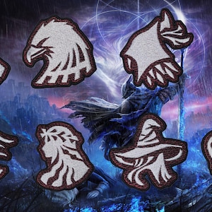 Może przedstawiać: Zbiór ośmiu haftowanych naszywek z różnymi wzorami, w tym głową orła i kapeluszem czarodzieja. Każda naszywka ma biały wzór z brązową obwódką, na ciemnym, klimatycznym tle.