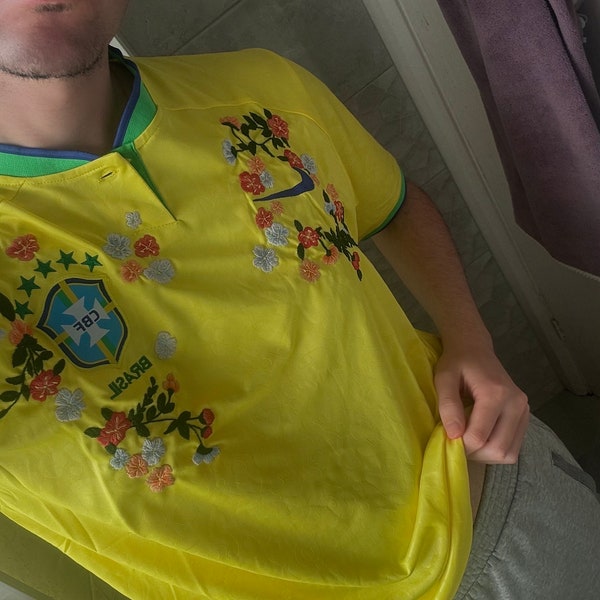 Brasilien Fußball Trikot Shirt nach Maß handgenähtes gelbes T-Shirt Blume Blüte Blumenstickerei UK/US | Grösse L