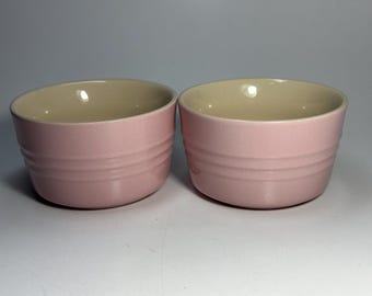 ル・クルーゼ シフォン ピンク ~ 8 オンス ラメキン ~ 2 個セット ~ 新品未使用