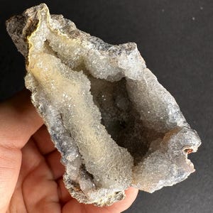 Muestra reactiva a los rayos UV de cristales druzy de geoda de ágata botrioidal