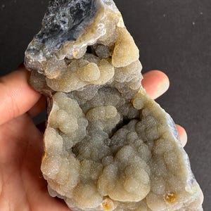 Muestra reactiva a los rayos UV de cristales druzy de geoda de ágata botrioidal