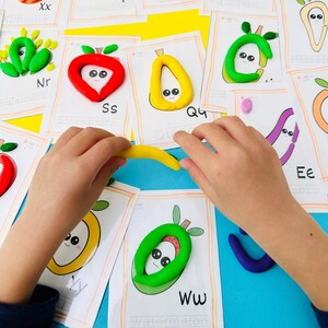Tapetes de plastilina del alfabeto, tarjetas Play Doh, plastilina de frutas y verduras, preescolar, habilidades motoras finas de jardín de infantes, imprimibles de aprendizaje para niños
