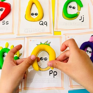 Tapetes de plastilina del alfabeto, tarjetas Play Doh, plastilina de frutas y verduras, preescolar, habilidades motoras finas de jardín de infantes, imprimibles de aprendizaje para niños