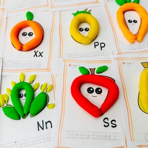 Tapetes de plastilina del alfabeto, tarjetas Play Doh, plastilina de frutas y verduras, preescolar, habilidades motoras finas de jardín de infantes, imprimibles de aprendizaje para niños
