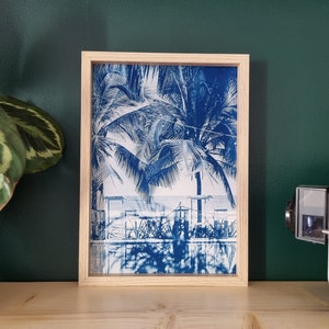 Manifesto cianotipico "Laguna Blu", foto stampata a mano di un bar con una palma in riva al mare, raro e numerato A4 (12x8 pollici) Camille Brignol