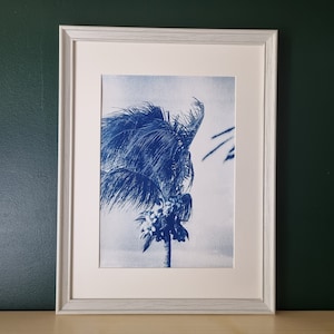 Poster decorativo blu di un albero di cocco in riva al mare, per soggiorno, cucina, camera da letto, numerato A4(12x8in) stampa cianotipica fatta a mano limitata