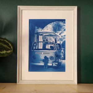 Poster cianotipico blu "Ambiance combi", stampa artigianale di una foto di una vacanza di un furgone, edizione limitata e numerata A4 (12x8 pollici) di Camille Brignol