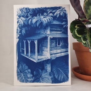 Poster blu fatto a mano, decorazione esotica della Guadalupa, foto di casa e giungla, stampa cianotipica fatta a mano, limitata, numerata A4(12x8in)