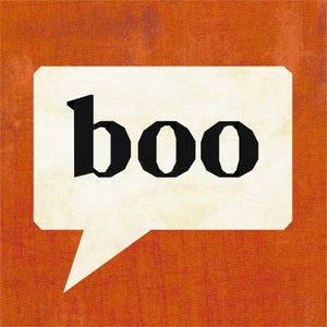 Puede incluir: Un globo de diálogo blanco con un contorno negro sobre un fondo naranja. El globo de diálogo dice "boo" en letras negras.