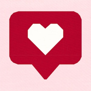 Puede incluir: Un globo de diálogo rojo con un corazón blanco en su interior. El corazón es una forma simple con la parte superior redondeada y la inferior puntiaguda.