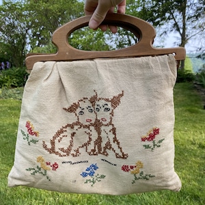 Monedero vintage con forma de cachorro y asa de madera