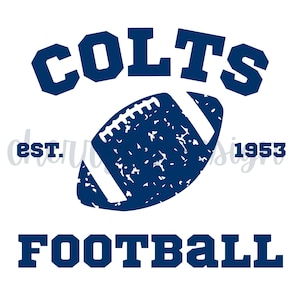 Puede incluir: Un diseño gráfico azul marino sobre fondo blanco. El diseño presenta la palabra "COLTS" encima de un balón de fútbol, con la palabra "FOOTBALL" debajo. También se incluye el texto "est. 1953". El diseño tiene un aspecto vintage.