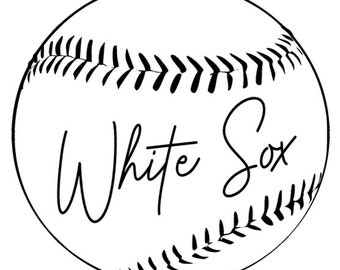 Op de afbeelding: Zwart-witte illustratie van een honkbal met de tekst "White Sox" erin.