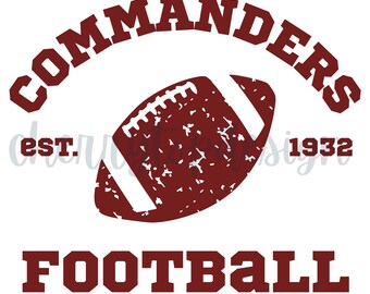 Puede incluir: Un diseño gráfico granate y blanco con un balón de fútbol con la palabra "COMMANDERS" arqueada encima. Debajo del balón, se muestra la palabra "FOOTBALL". También se incluye el texto "est. 1932".
