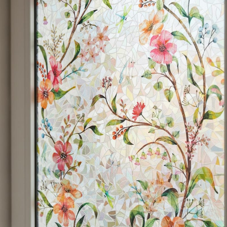 Pu&ograve; includere: Una pellicola decorativa per finestre con un design floreale. Presenta fiori in stile acquerello nei toni dell'arancione, rosa e rosso, insieme a foglie e steli verdi. Lo sfondo ha un motivo a mosaico.