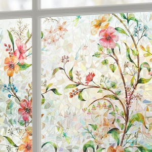 Pu&ograve; includere: Pellicola per vetri floreale con effetto vetrata. Il design include fiori colorati nelle tonalit&agrave; del rosa, arancione e giallo, con foglie verdi e steli marroni. Lo sfondo presenta un motivo a mosaico.