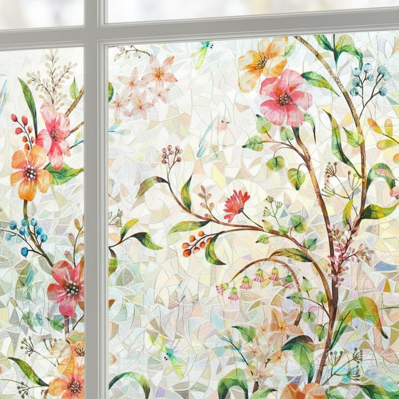 Pu&ograve; includere: Pellicola per vetri floreale con effetto vetrata. Il design include fiori colorati nelle tonalit&agrave; del rosa, arancione e giallo, con foglie verdi e steli marroni. Lo sfondo presenta un motivo a mosaico.