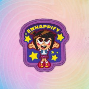 Puede incluir: Parche bordado morado con una niña de dibujos animados con cabello castaño y una camisa amarilla. La niña está rodeada de estrellas amarillas y el texto "Enhappify" está escrito en letras amarillas a su alrededor.