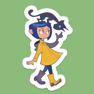 Puede incluir: Una pegatina con una ilustraci&oacute;n de dibujos animados de una ni&ntilde;a con abrigo y botas amarillas, con un gato negro en la cabeza. La ni&ntilde;a tiene el pelo azul y una pinza para el pelo de lib&eacute;lula. El gato tiene ojos azules y se&ntilde;ala con la pata.