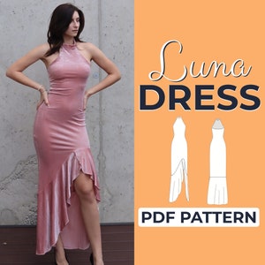 Op de afbeelding: Een roze fluwelen halterjurk met een hoge halslijn en een gerimpelde zoom. De jurk heeft een hoge split aan de linkerkant. De jurk wordt getoond op een model dat voor een betonnen muur staat. De tekst "Luna Dress PDF Pattern" wordt in de achtergrond getoond.