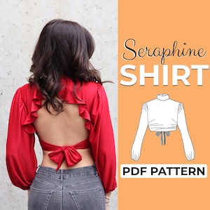 Puede incluir: Una camisa roja de manga larga con la espalda abierta y un lazo. La camisa tiene volantes alrededor de la abertura de la espalda y un cuello alto. También se muestra el texto "Seraphine SHIRT" y "PDF PATTERN".