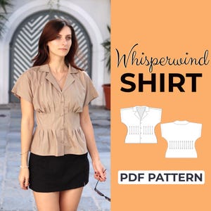 Puede incluir: Una camisa beige de manga corta con cuello y cierre de botones. La camisa tiene cintura entallada y detalles plisados. La imagen también incluye el texto "Whisperwind SHIRT" y "PDF PATTERN".