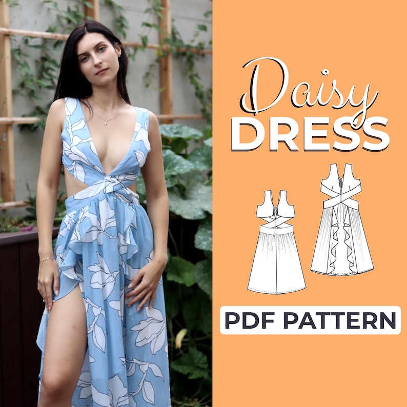 Op de afbeelding: Een blauwe en witte bloemen maxi-jurk met een diep decollet&eacute;, uitsnijdingen en een hoge split. De jurk wordt getoond op een model voor een groene muur. De afbeelding bevat ook een lijntekening van de jurk met de tekst "Daisy Dress PDF Pattern".