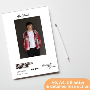 Pu&ograve; includere: Un foglio di carta bianco con la scritta "Alba Jacket" e l'immagine di una persona con una giacca a quadri rossa. Il foglio include anche il testo "ILLUSTRATED TUTORIAL", "ADVANCED" e "SIZES: XS - XXXL". Una matita &egrave; a destra.