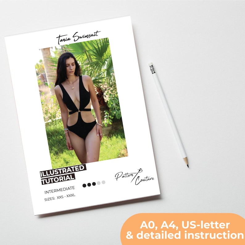 Pode incluir: Um mai&ocirc; preto com decote profundo e recortes. O mai&ocirc; &eacute; mostrado em uma modelo em um ambiente tropical. A imagem inclui o texto "Taria Swimsuit", "Illustrated Tutorial", "Intermediate", "Sizes: XXS-XXXL", "Pattern Couture", "A0, A4, US-letter & detailed instruction".