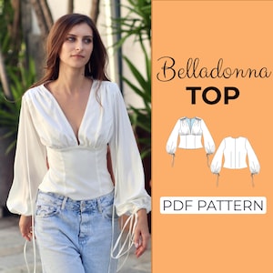 Op de afbeelding: Een wit shirt met lange mouwen, een diepe V-hals, een geplooid lijfje en mouwen met strikjes bij de polsen. De afbeelding bevat een digitale illustratie van het kledingstuk voor- en achterzijde, gelabeld Belladonna TOP PDF PATTERN op een oranje achtergrond.