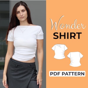 Könnte beinhalten: Ein weißes Kurzarm-Shirt mit einem einzigartigen Ausschnitt und gerafften Seitendetails. Das Bild zeigt auch ein PDF-Muster mit dem Text "Wonder SHIRT" und "PDF PATTERN" auf orangefarbenem Hintergrund.