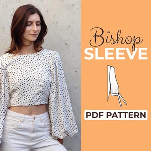 Pode incluir: Um top branco com bolinhas pretas e mangas de bispo. A imagem também apresenta o texto "Bishop SLEEVE" e "PDF PATTERN" em um fundo laranja. A modelo está usando jeans brancos.