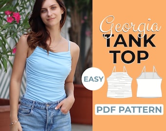 Puede incluir: Una mujer lleva un top de tirantes azul claro con cuello de pico y pantalones vaqueros. La imagen también muestra un patrón PDF para un top de tirantes con el texto "Georgia Tank Top" y "Fácil" y "Patrón PDF".