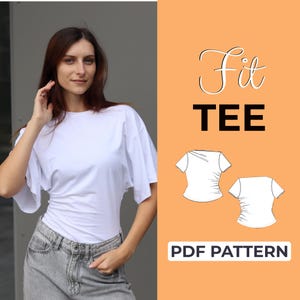 Puede incluir: Una mujer con una camiseta blanca de manga corta y cuello redondo. La imagen incluye el texto "Fit TEE" y "PDF PATTERN" sobre un fondo naranja, junto con ilustraciones de la camiseta.