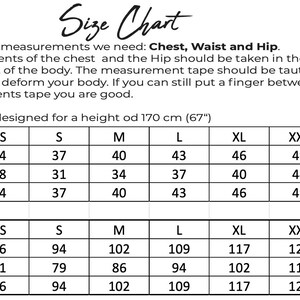 Pu&ograve; includere: Tabella delle taglie con misure di petto, vita e fianchi in pollici e centimetri. Taglie dalla XS alla XXXL. La tabella &egrave; progettata per un'altezza di 170 cm (67 pollici).