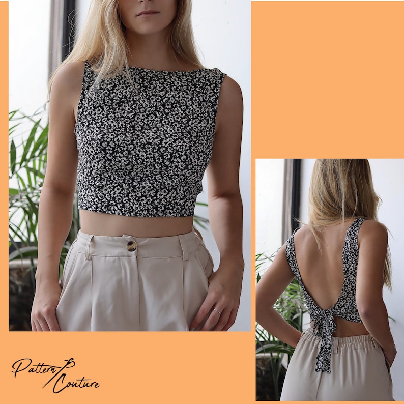 Op de afbeelding: Een zwart-wit bloemen crop top met een strikdetail op de rug. De top is mouwloos en heeft een ronde hals. Het model draagt de top met een beige broek.