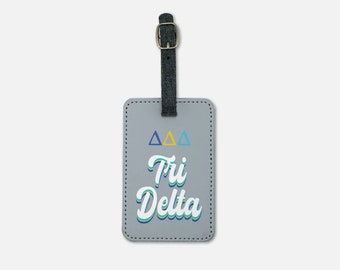 Tri Delta Gepäckanhänger (2er Set) - Retro | Benutzerdefinierte Koffer-Buch-Taschenanhänger | Sorority Reisezubehör | Bid Day Big Little Alumnae Geschenke