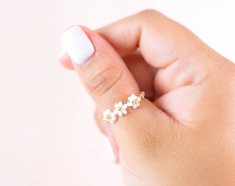 3 White Flower Ring, Stackable Everyday Wear Floral Ring, Minimalist Beaded Flower Ring, Handmade Women Ring, Mother Daughter Dainty Ring
