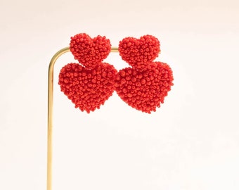 Orecchini con perline a forma di cuore, orecchini pendenti a forma di cuore rosso, borchie a forma di cuore rosso, orecchini a forma di cuore fatti a mano, regali per lei, cuori con perline importanti