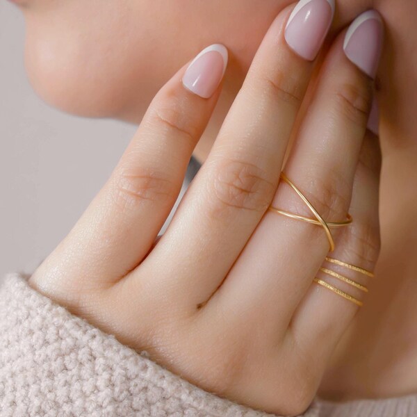 Gouden kruisring, solide verstelbare cross-overring, sierlijke stapelbare vrouwenring, delicate handgemaakte dubbele band, minimalistische duimring