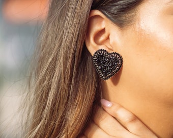 Pendientes de corazón negro, pendientes de corazón negro hechos a mano, pendientes de corazón elegantes, pendientes de corazón con forma de botón, regalos para damas de honor, pendientes de corazón con forma de botón