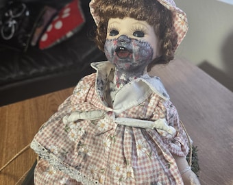 不気味な人形 不気味な人形。小さな不気味な人形。ホラー人形の装飾。手作りの人形