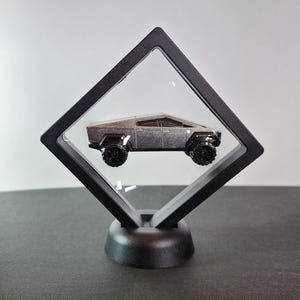 Hot Wheels Tesla Cybertruck im Floating Display