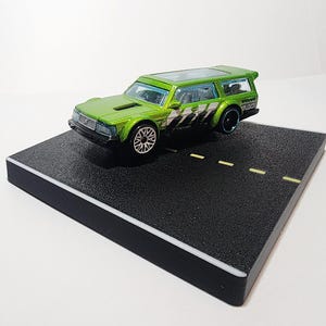 Plataforma para derrapar con Hot Wheels Dash Drifter y VOLVO WAGON