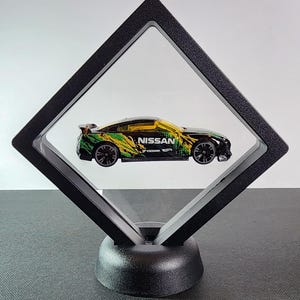 Hot Wheels Nissan Skyline Neon Speeders i flytande display