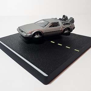 Plataforma para derrapar en el tablero de Hot Wheels con HOVER DELOREAN