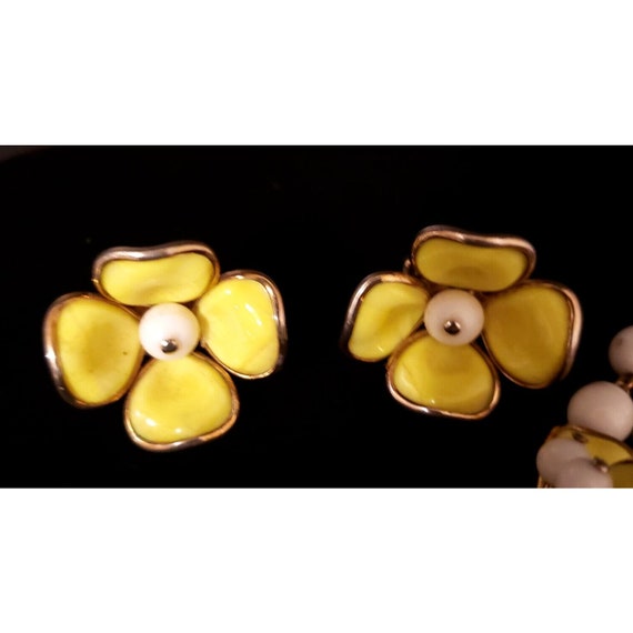 Crown Trifari CAMELLIA Bead Demi-Parure Yellow Mi… - image 4