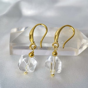 Gladde oorbellen van heldere kwarts, goud- en zilverkleurige hanger, kleine edelsteenoorbellen, geboortesteen april, bedeloorbellen, minimalistisch cadeau voor haar#CE01