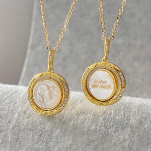 Draaiende ketting met sterrenbeeld van parelmoer, gepersonaliseerd met initialen en datum, verjaardagscadeau